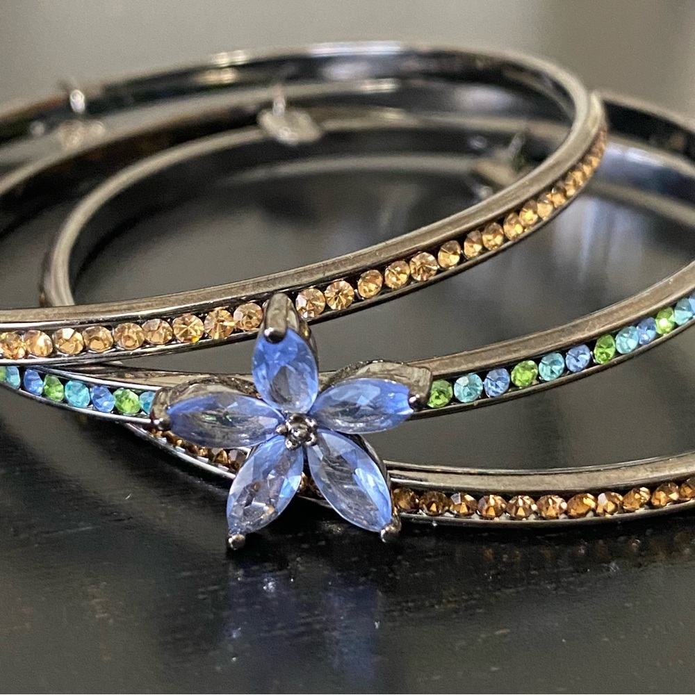 Paris Designer CHERRY CHAU Crystal Flower Bracelet Trio Gunmetal Bangles - Picture 3 of 9